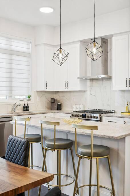 Barrie Luxe, Pool Table 6 Bedroom 6 Ba Custom Design A+ Location Εξωτερικό φωτογραφία